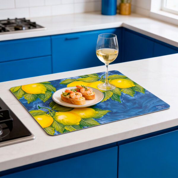 Tovaglietta-limoni-fondo-blu-ambientata-ok Placemat decorated with lemons and blue background