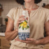 bottiglia-olio-damascato-blu-ambientata_ok Ceramic oil bottle decorated lemons damask 750 ml