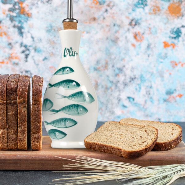 bottiglia-olio-piccola-pesci-ambientata Olive oil ceramic jar fishes 250