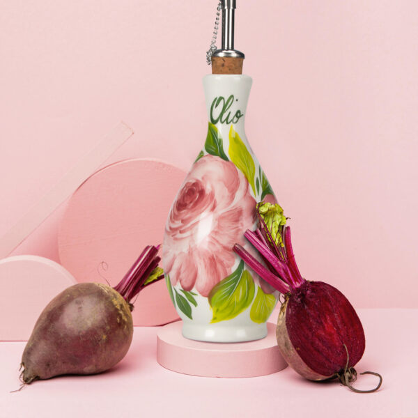 bottiglia-olio-rose-piccola-ambientata-inverno Olive oil ceramic jar roses 250 ml