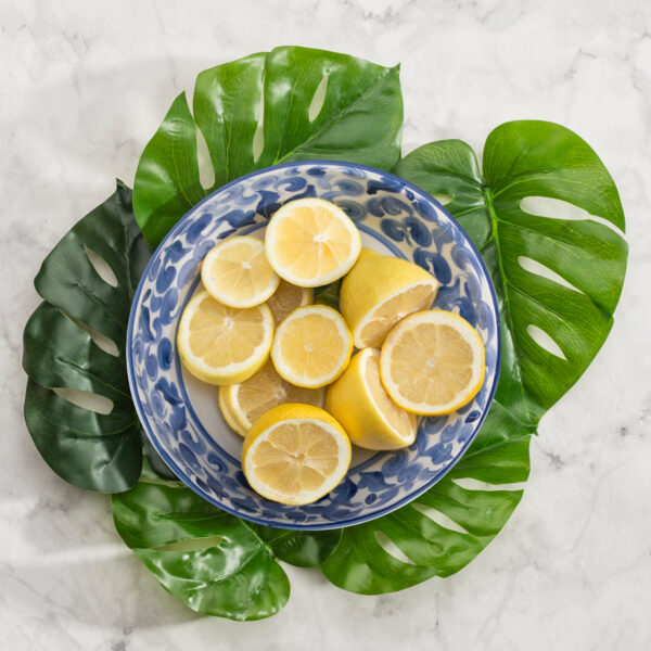 ciotola-23-damascato-blu-ambientata Ceramic bowl decorated lemons damask blue 23