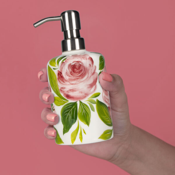 dispenser-rose-ambientata Soap dispenser with roses