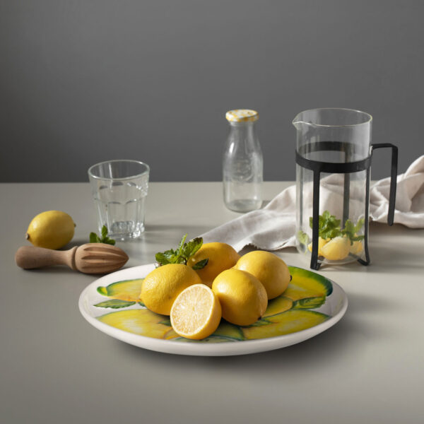 limoni-rilievo-piatto-liscio-ambientata Smooth ceramic plate decorated with embossed lemons