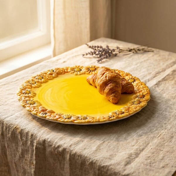 margherite-piatto-grande-giallo-ambientata-ok-1 Yellow plate with daisies