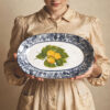 piatto-da-portata-limoni-damascato-blu-ambientata_ok-1 Serving tray with blue damask & lemons