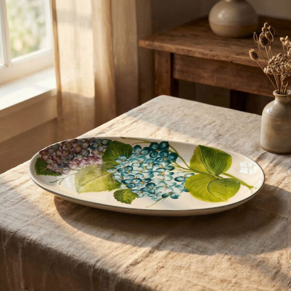 piatto-da-portata-ortensie-ambientata-ok-1 Serving tray with hydrangeas
