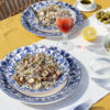 piatto-frutta-limoni-damascato-blu-ambientata Smooth ceramic plate decorated lemons and blue damask