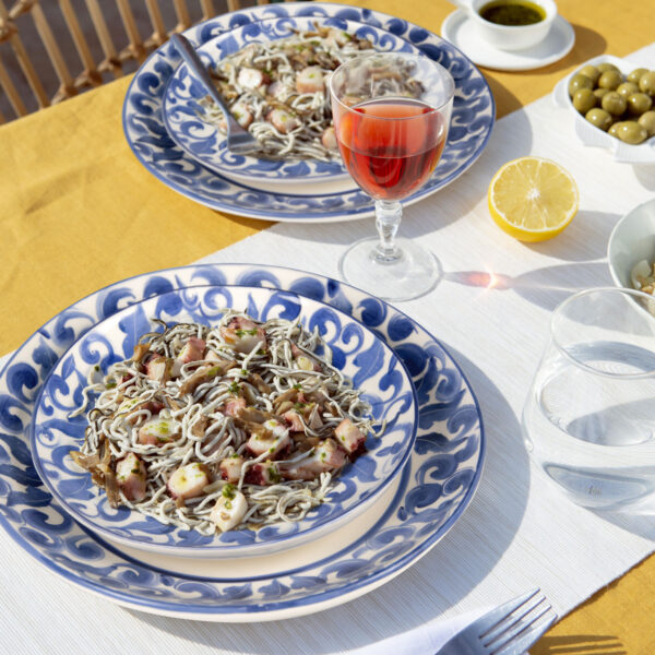 piatto-frutta-limoni-damascato-blu-ambientata Smooth ceramic plate decorated lemons and blue damask