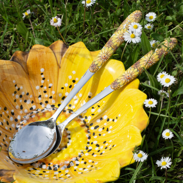 Salad set with yellow daisies