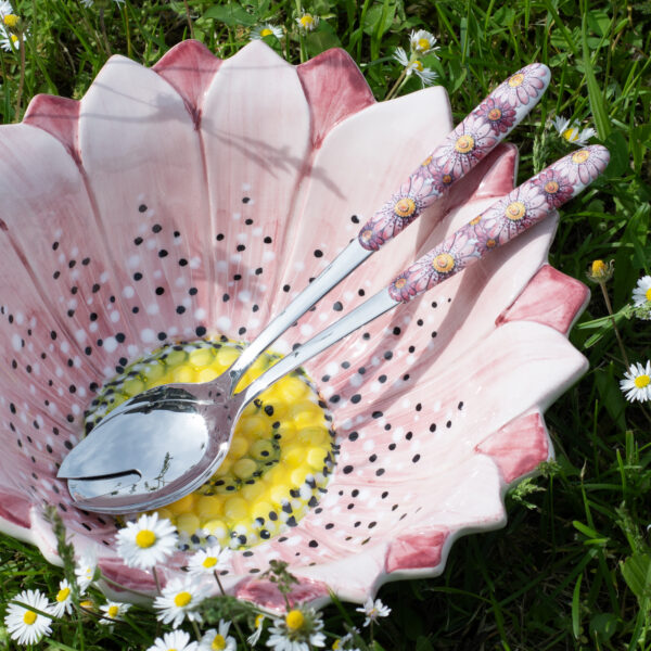 set-insalata-margherite-rosa-ambientata Salad set with pink daisies